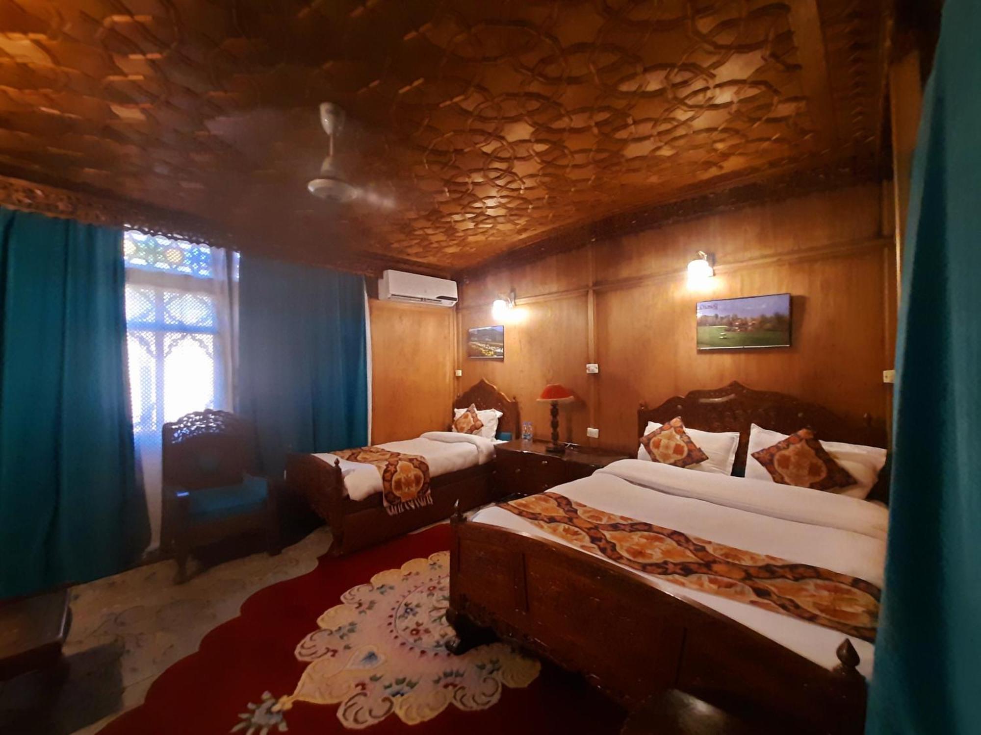 The Badyari Palace Houseboats Srīnagar Екстериор снимка